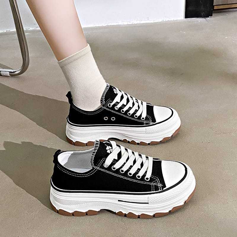 Sepatu Sneakers Kanvas Wanita Korea Size 37-40 Hitam dan Putih