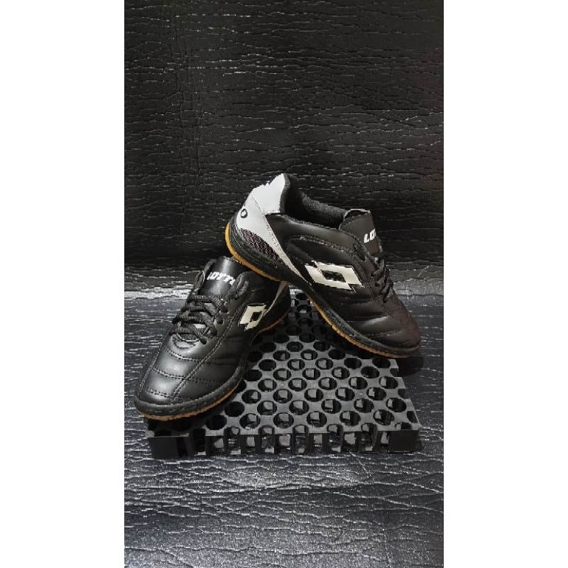 Sepatu Olahraga Futsal Lotto