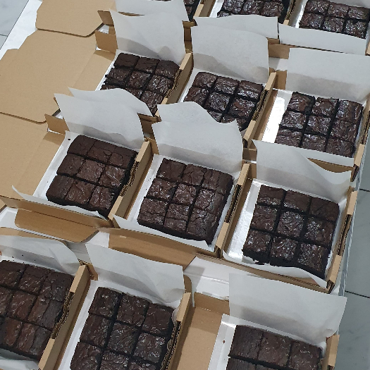 

Small / Mini Box of Fudgy Brownies ukuran dus 10x10 by Longkenong