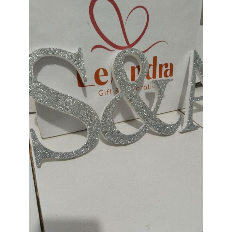 Inisial huruf Styrofoam backdrop tinggi 20 cm warna glitter