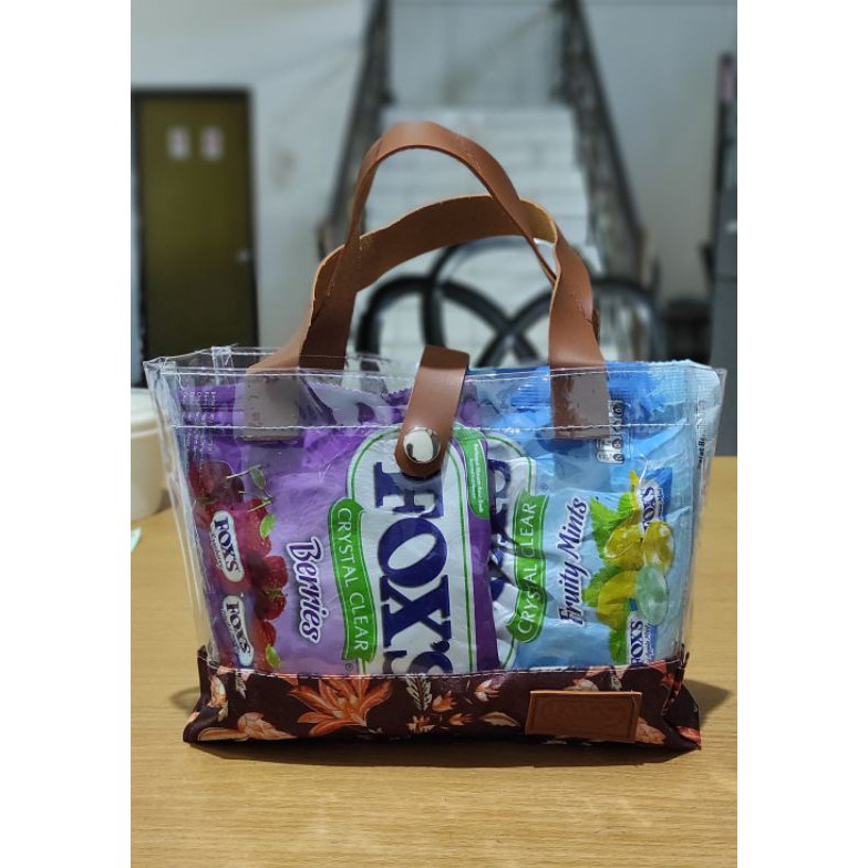 

TERLARISSS PERMEN FOXS 125GR PARCEL LEBARAN HEMPERS NATAL ISI 4 BUNGKUS BONUS TAS CANTIK