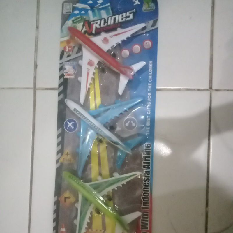 mainan pesawat isi 3 cowok