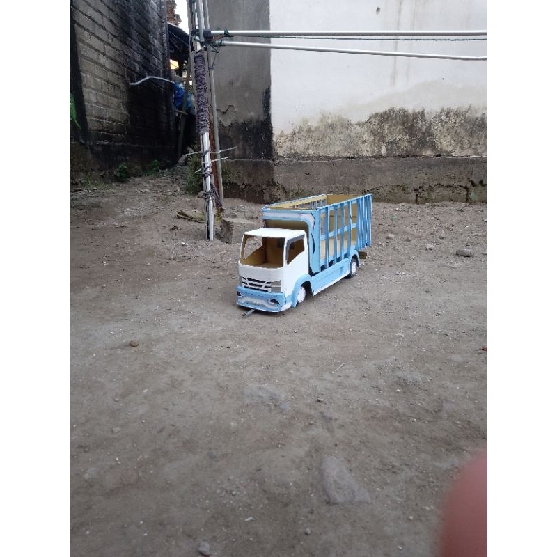 miniatur truk isuzu nmr71 model bak ayam skala 1:14