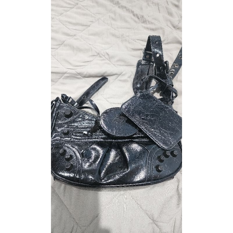 Preloved Bglowing black stave madden