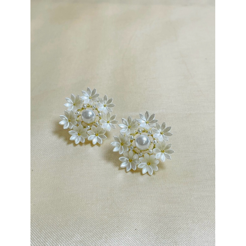anting bunga putih