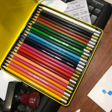 

Pensil warna sisa export 24 warna isi biasa kaleng