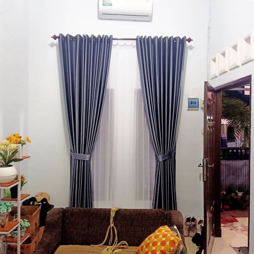 gorden jendela warna biru dengan nuansa minimalis