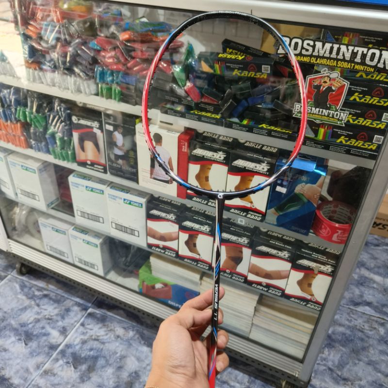 Apacs Versus 77 Black Red Raket Badminton