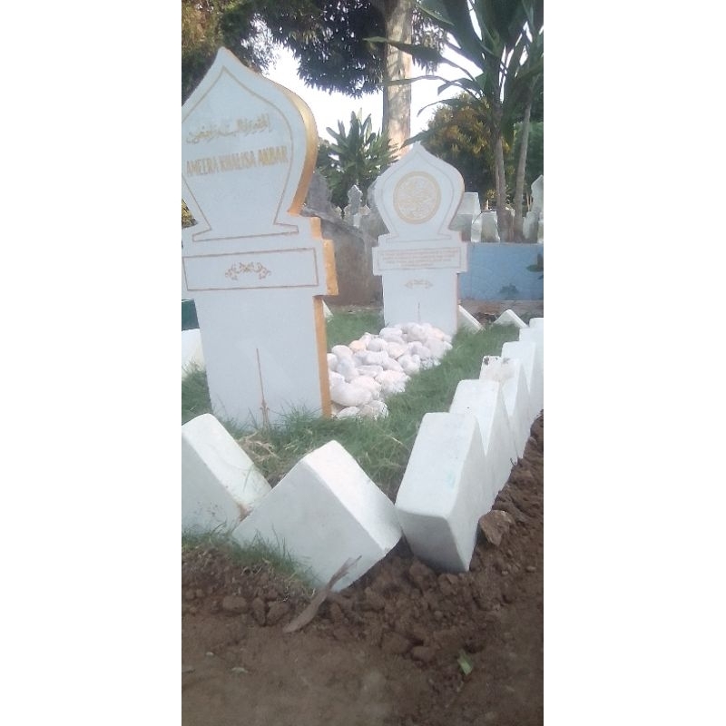 batu nisan patok granit tancap + rumput Jepang