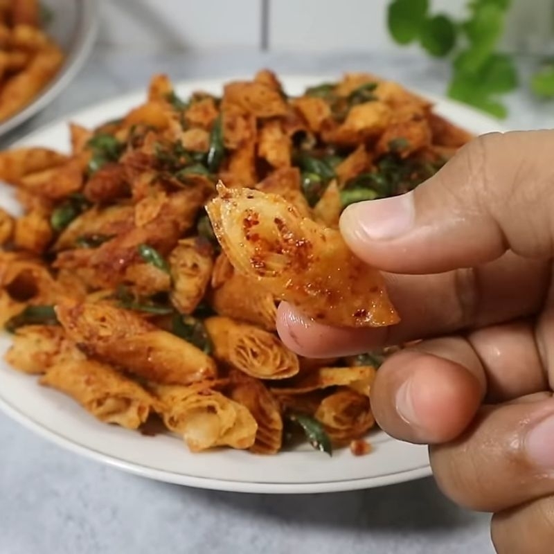 

[2PCS] SNACK KULIT LUMPIA DAUN JERUK GURIH PEDAS