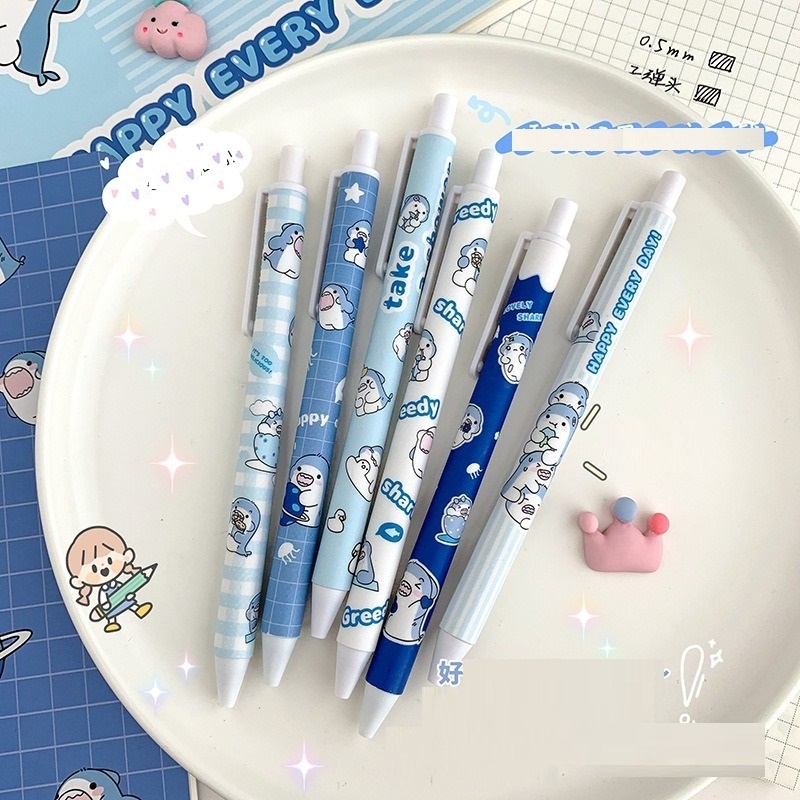 

BUY ONE GET ONE Pena Cetekan Karakter Motif Hiu Pulpen Warna Blue Shark Tinta Hitam Alat Tulis Sekolah Kantor Pen Bolpoint