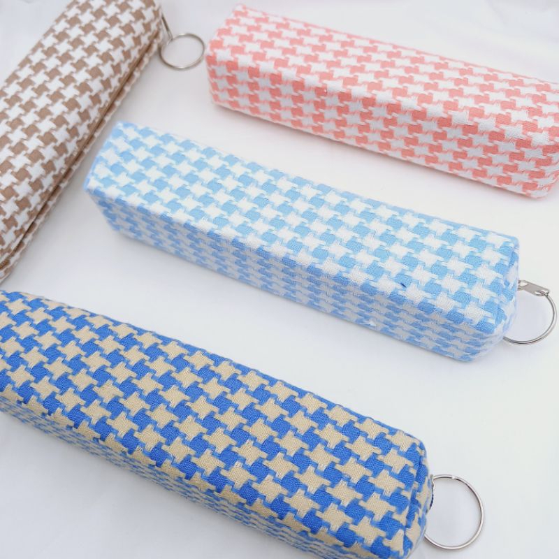 

Kotak Pensil Moti Kotak / Tempat Pensil Motif Kotak