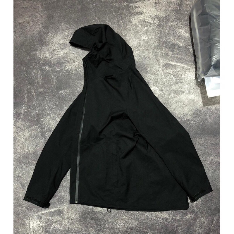 blocktech uniqlo hitam