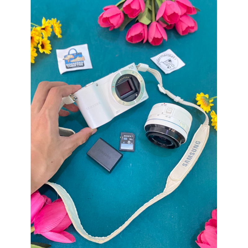 Camera Mirrorless Samsung NX1000 White Series with Lensa 20-50mm ED II