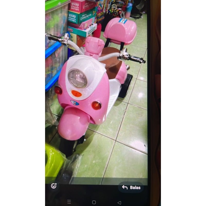 Motor aki scoopy warna pink pakai remote