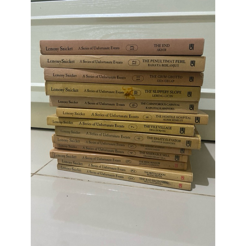 Novel A series of unfortunate events by Lemony Snicket