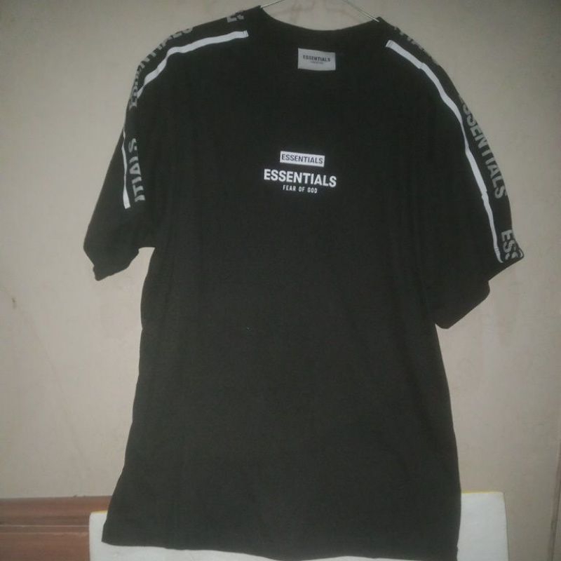 ESSENTIALS fear of God t shirt size M fit L SECOND ORIGINAL