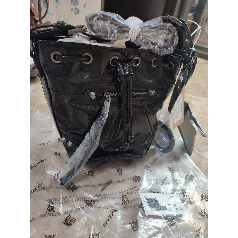 Steve Madden Bvally black bucket bag