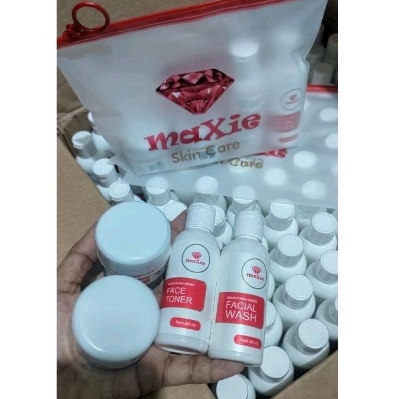 

Premium TERLARIS !!! Paket MAXIE GLOW Skincare Kemasan Terbaru BPOM