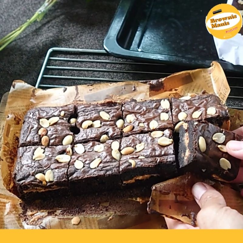 

Brownis Manis Fudgy Brownies kacang crispy caramel