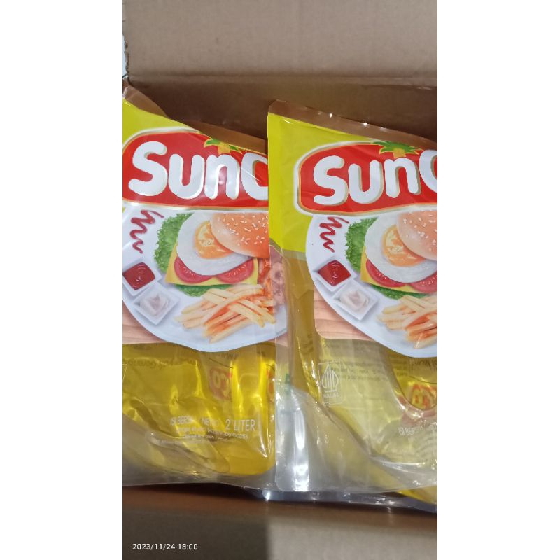 

minyak goreng 2L. minyak goreng kemasan.