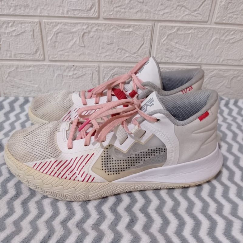 SEPATU BASKET SECOND KYRIE FLYTRAP 5 UK 44/28cm