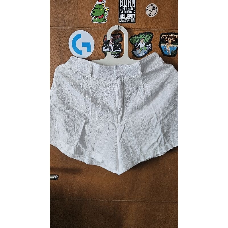 Preloved Celana Pendek Wanita Putih