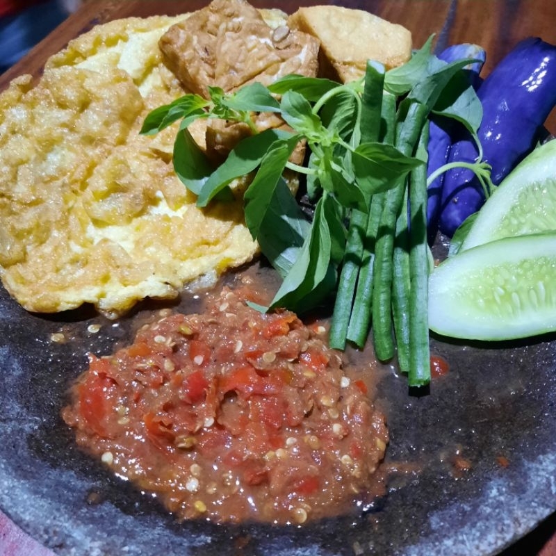 

lalapan telur tempe tahu dengan nasi