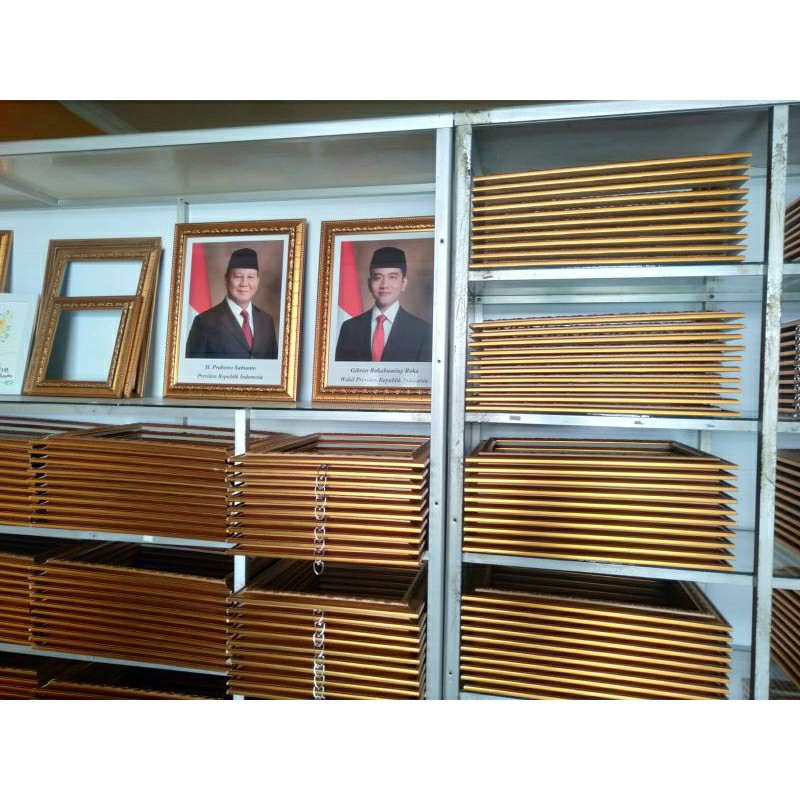 

Frame Gold Poto Presiden & Wk.Presiden Terbaru Uk.30X40 Lebar Frame 4cm