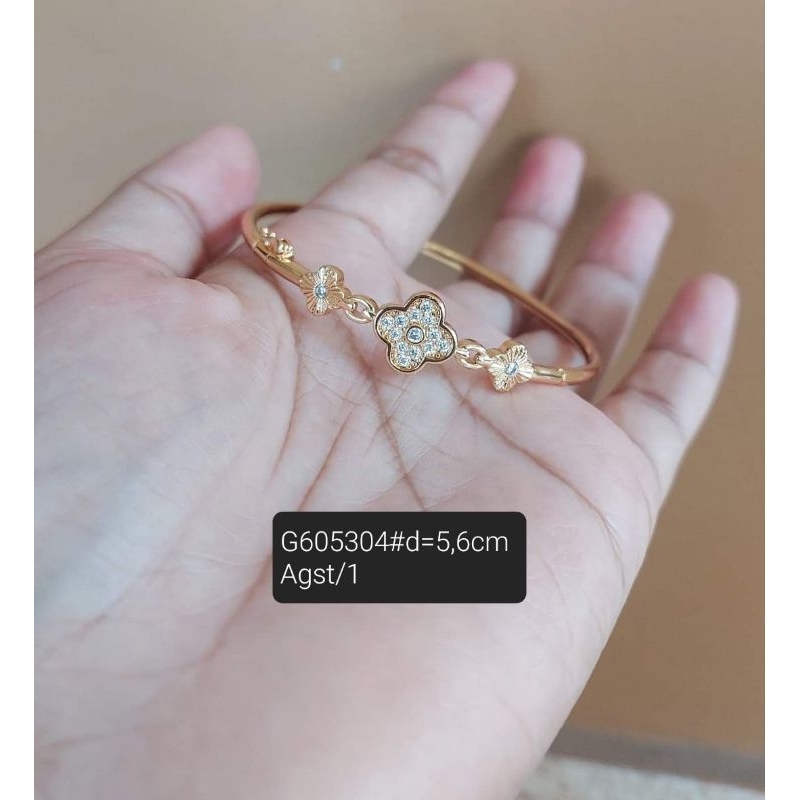 Gelang clover bangle kolong