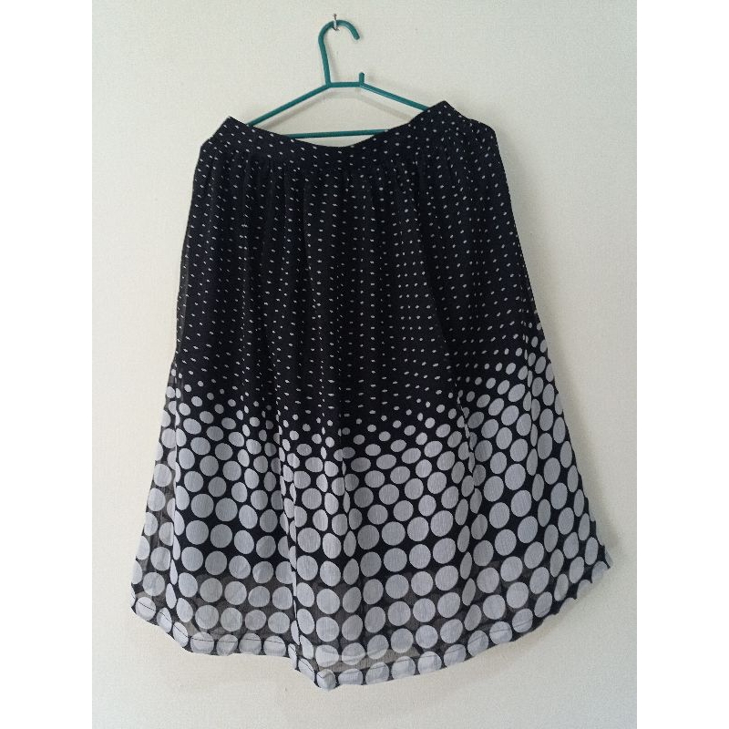 Rok Hitam motif Polkadot