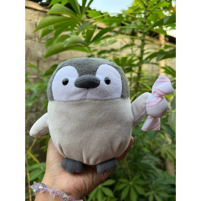 boneka pinguin tempat sesuatu