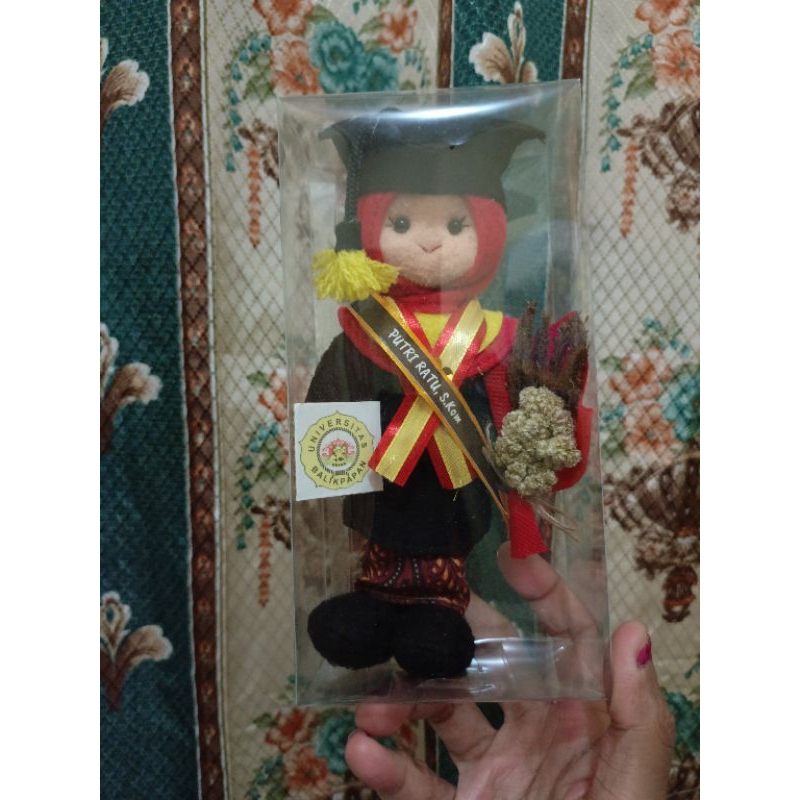 BONEKA WISUDA FLANEL DI KOTAK MIKA