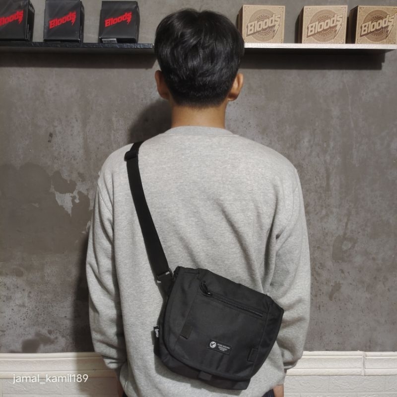 TAS SELEMPANG WAISTBAG BLOODS FLASHED BLACK ORIGINA.