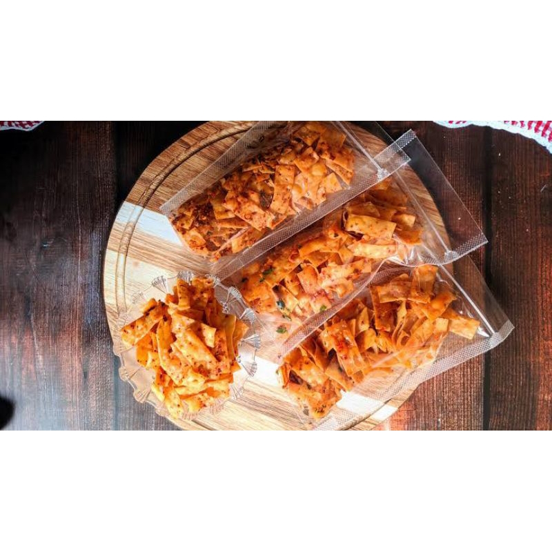 

Snack'in Kripik Pangsit Pedas Manis Daun Jeruk