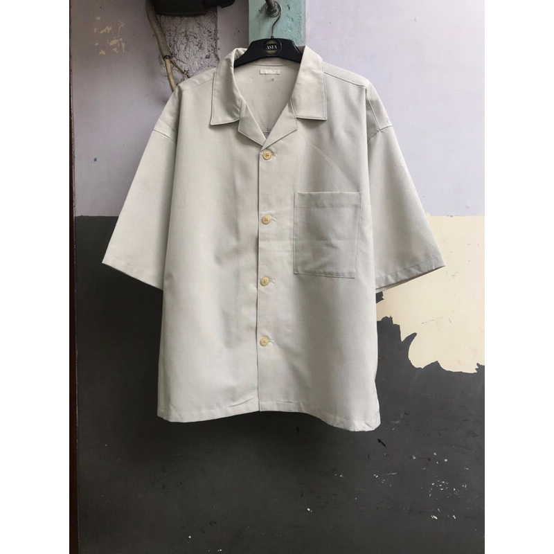 kemeja opencollar GU oversize & GU black preloved