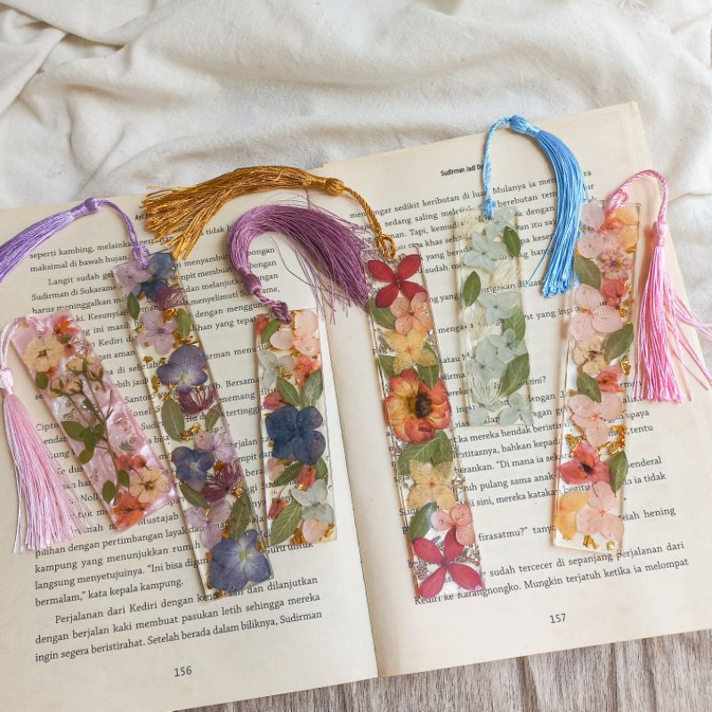 

Resin Bookmark/Pembatas buku aesthetic/Pembatas buku dry flower
