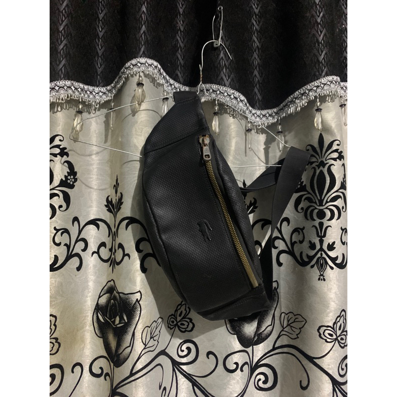 preloved tas slempang pria brand lacoste