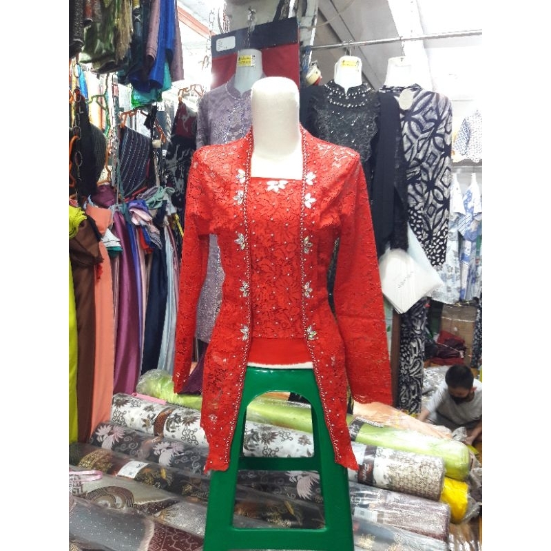 kebaya wisuda modern broklat corneli kutu baru warna merah cabe