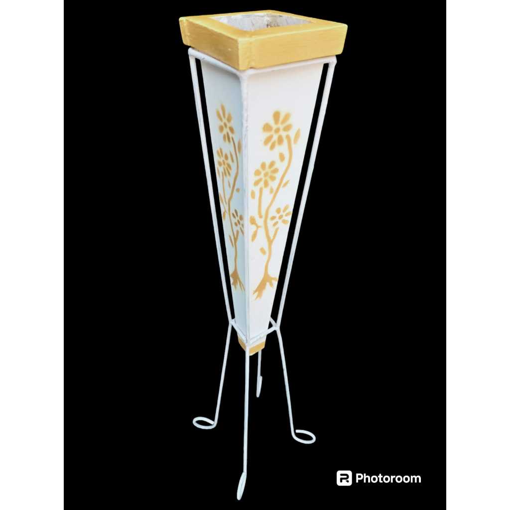 vas standing besi dan kerucut kayu partikel tinggi 75 / pot kayu warna putih emas / pot harbot siap 