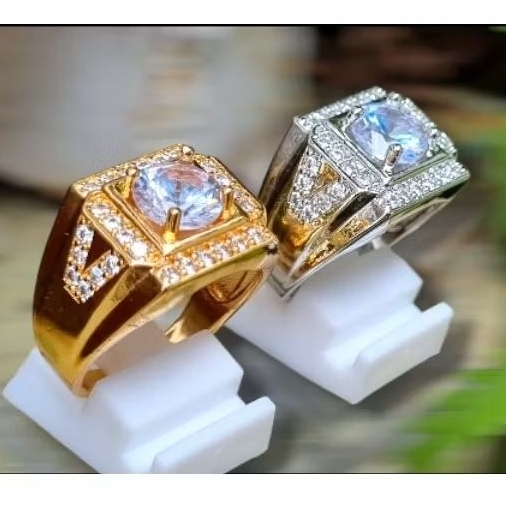Cincin pria hiasi berlian putih diatas mewah dan elegan