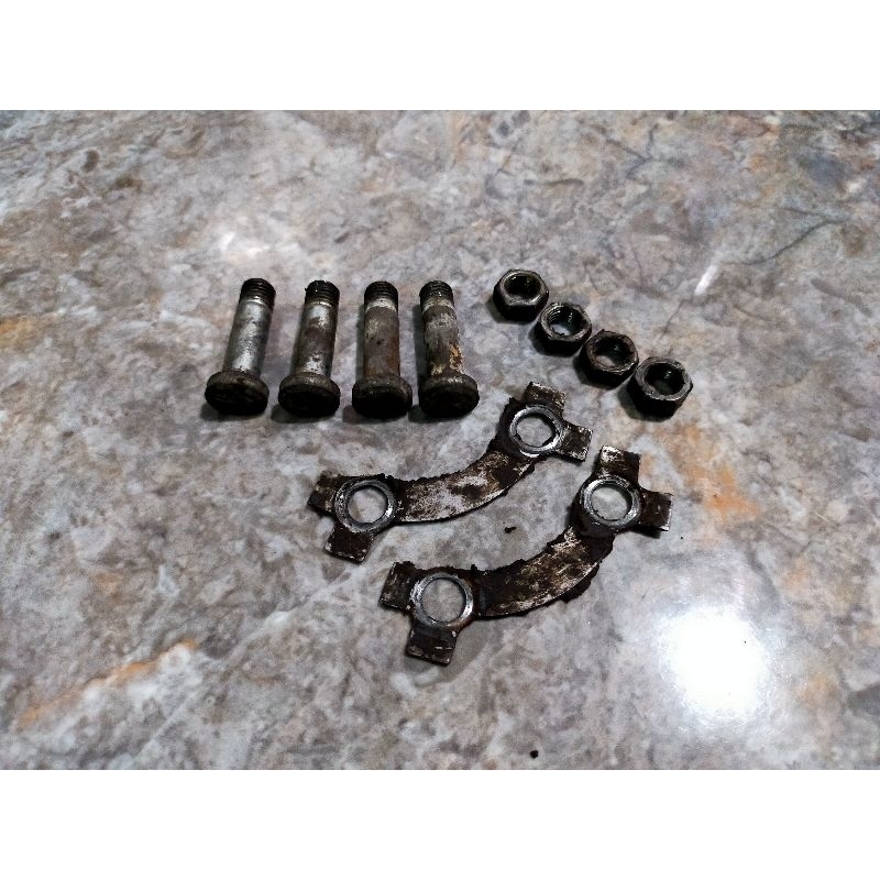 Sepasang Satu Set Baut Napgir Dudukan Gear Gir Belakang Kawasaki Kaze Blitz R Original Bekas Copotan