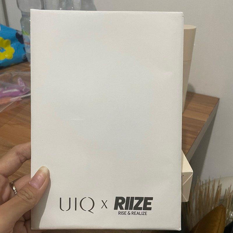 standee akrilik riize uiq