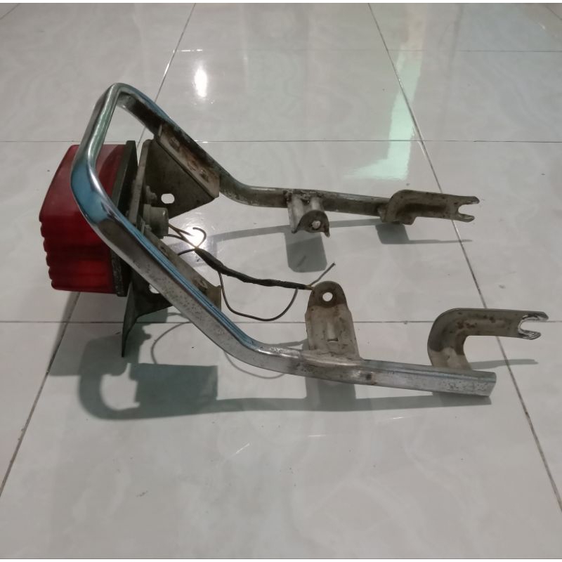 Begel behel pegangan belakang jok + stoplamp Suzuki A100 Econos original second