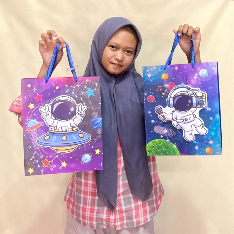 

Paper Bag premium astronot rocket 3D Bingkisan Kado ukuran besar jumbo party kuy