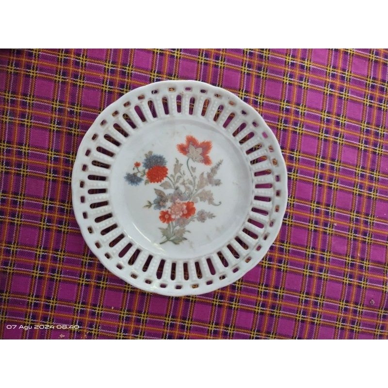 piring pajangan kuno/,antik dan jadul . krawangan Trawang