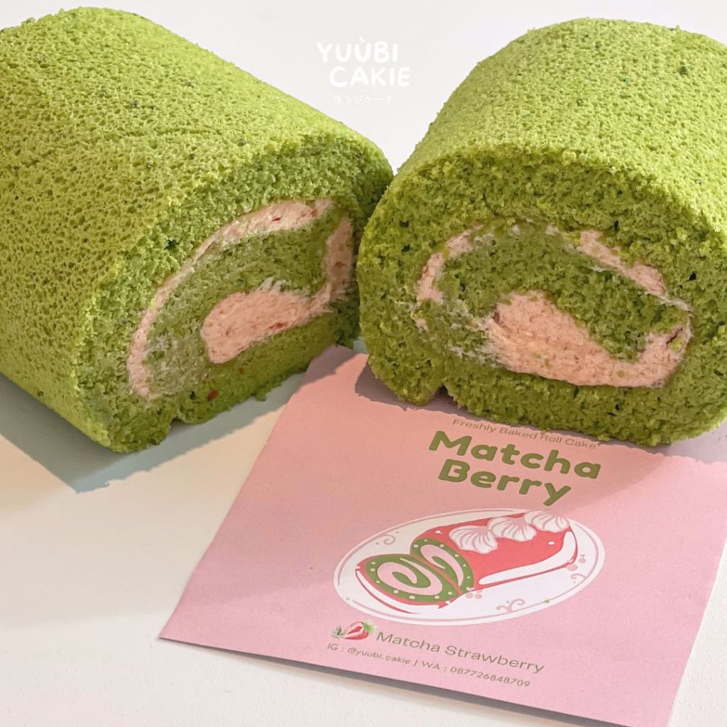 

ROLL CAKE / BOLU GULUNG - MATCHA GREEN TEA & STRAWBERRY - Yuubi Cakie