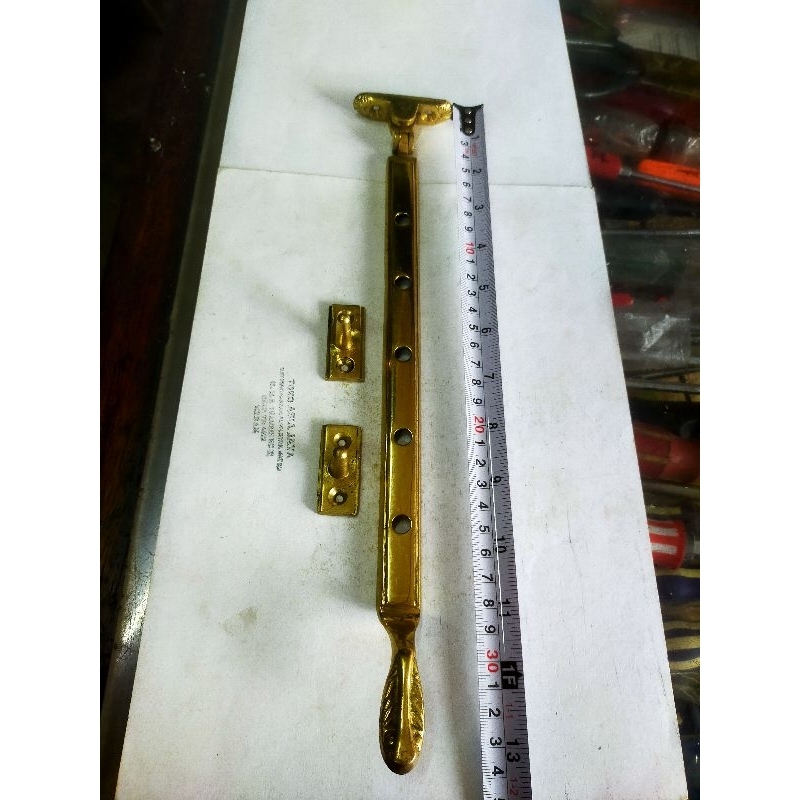 Hak angin jendela model jadul kuningan