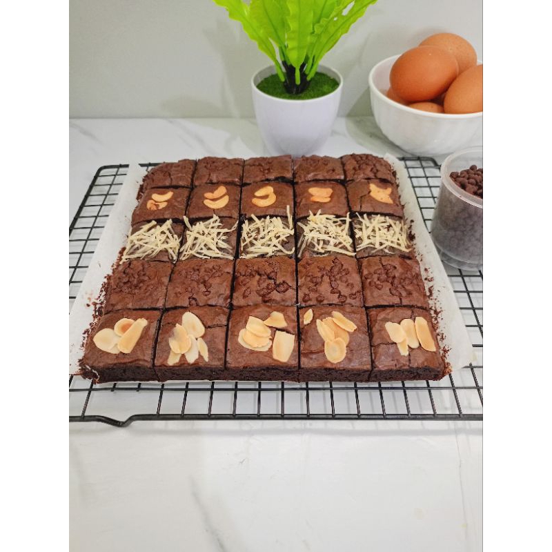 

Brownies Fudgy Panggang (20x20cm) Isi 25 potong.