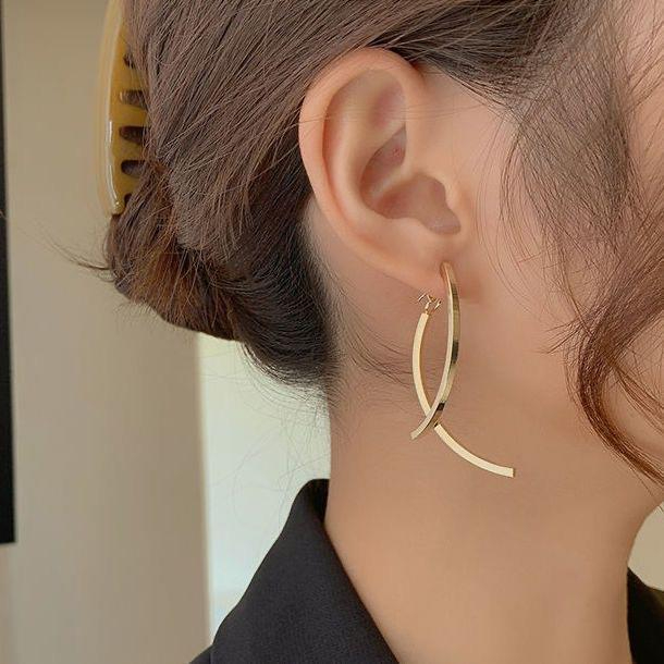 Anting Tusuk Panjang Model Pelat Titanium Premium